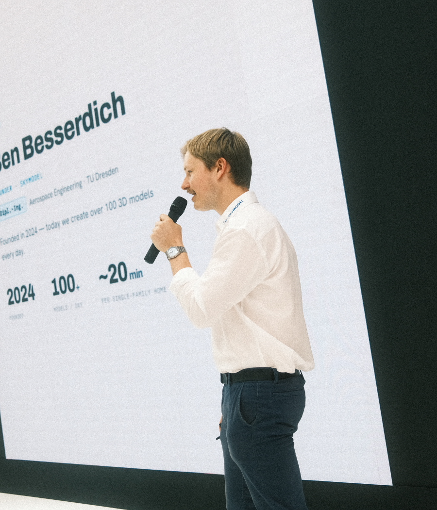 Ben Besserdich, Gründer von SKYMODEL, auf der Bühne