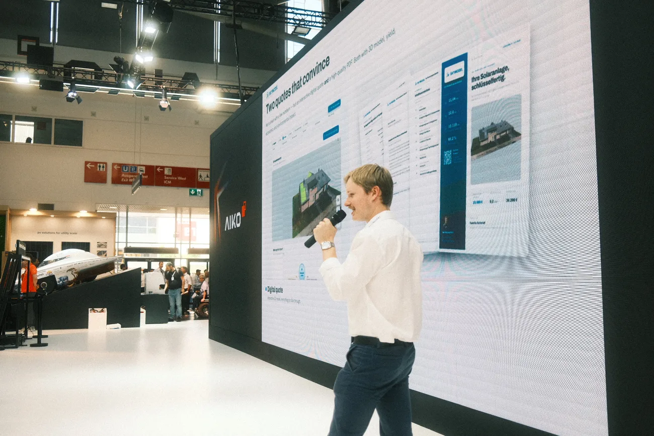 Der AIKO-Messestand auf der Intersolar 2026 mit SKYMODEL auf der großen Leinwand