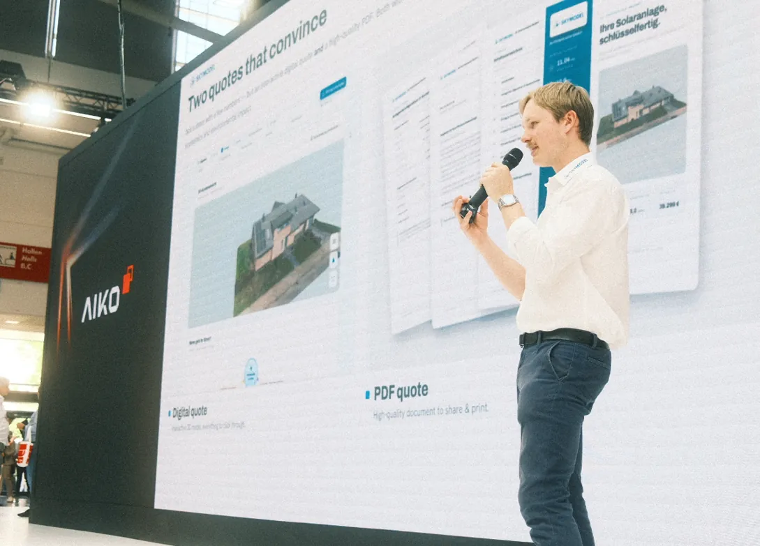 Ben Besserdich stellt SKYMODEL live am Stand von AIKO Solar vor