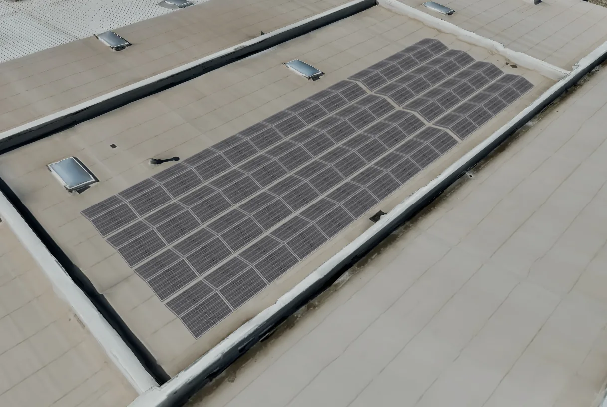 Flachdach mit aufgeständerter PV-Unterkonstruktion und Modulreihen